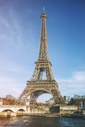 Frankreich, Paris, Blick auf den Eiffelturm - KIJF01386
