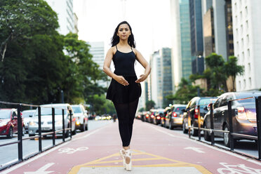 Brasilien, Sao Paulo, Balletttänzerin auf Zehenspitzen auf dem Fahrradweg stehend - VABF01330