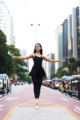 Brasilien, Sao Paulo, Balletttänzerin auf Zehenspitzen auf dem Fahrradweg stehend - VABF01331
