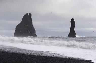 Island, Vik, Steintrolle am Strand von Reynisfjara - RAEF01852