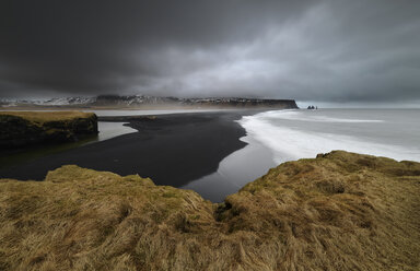 Island, Reynisfjara Strand von der Halbinsel Dyrholaey - RAEF01853