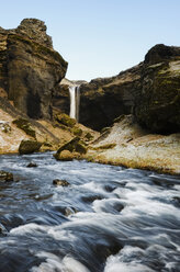 Island, Wasserfall und Fluss Kvernufoss - RAEF01854