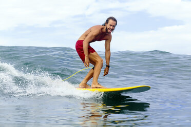 Surfer auf dem Meer - KNTF00832