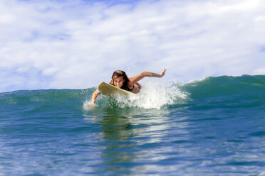 Surfer paddelt auf dem Meer - KNTF00833