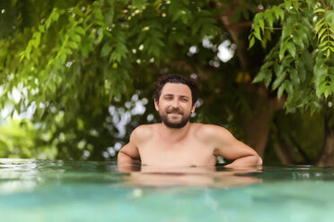 Mann entspannt im Schwimmbad - KNTF00835