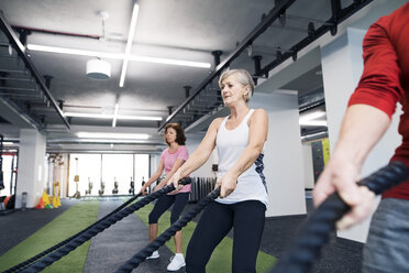 Senioren im Fitnessstudio trainieren mit Kampfseilen - HAPF01522