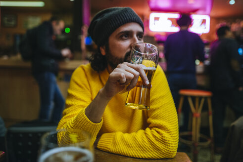 Man with glass of beer in a pub - KIJF01401