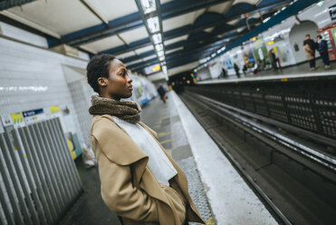 Junge Frau wartet am Bahnsteig einer U-Bahn-Station - KIJF01403