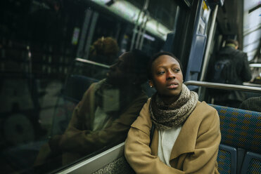 Porträt einer jungen Frau in einem U-Bahn-Zug - KIJF01405