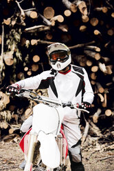 Italien, Motocross-Biker beim Schleifen im toskanischen Wald - FMOF00216