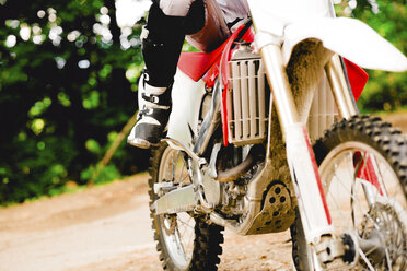 Italy, Motocross biker rinding in Tuscan forest - FMOF00221