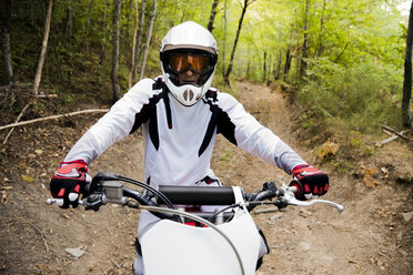 Italien, Motocross-Biker beim Schleifen im toskanischen Wald - FMOF00232