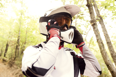 Italien, Motocross-Biker beim Schleifen im toskanischen Wald, lizenzfreies Stockfoto