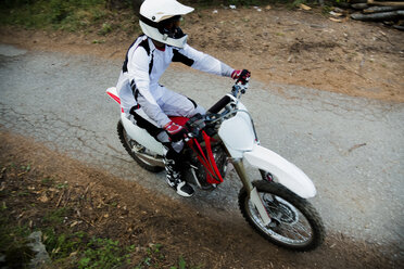 Italien, Motocross-Biker beim Schleifen im toskanischen Wald - FMOF00236