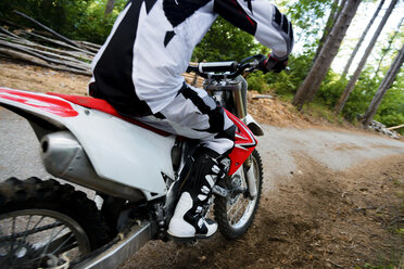 Italy, Motocross biker rinding in Tuscan forest - FMOF00237