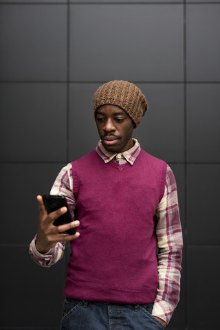 Porträt eines Mannes, der auf sein Handy schaut, lizenzfreies Stockfoto