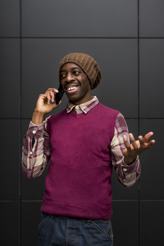 Porträt eines lächelnden Mannes am Telefon, lizenzfreies Stockfoto