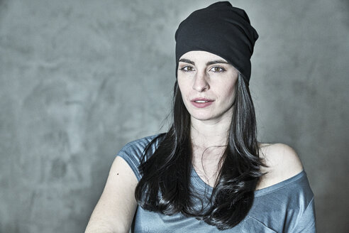 Portrait of young woman wearing beanie - FMKF03994