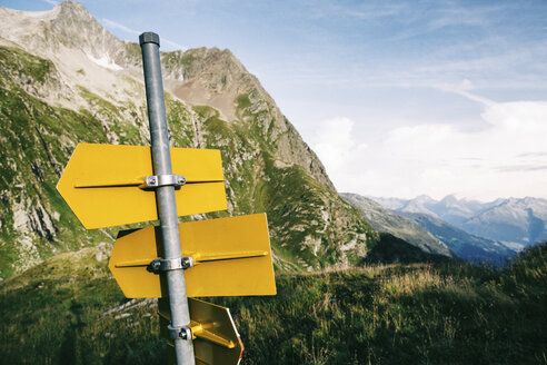 Schweiz, Graubünden, Alpen, Rückansicht eines Wegweisers - JUBF00222