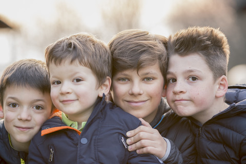 Gruppenbild von vier Jungen, lizenzfreies Stockfoto