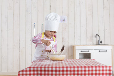Kleines Mädchen bei der Zubereitung von Waffeln, mit Kochmütze - DRF01722