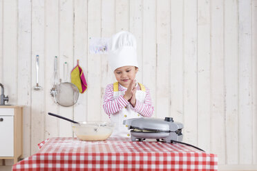 Kleines Mädchen bei der Zubereitung von Waffeln, mit Kochmütze - DRF01724