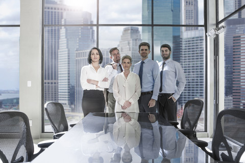 Porträt eines selbstbewussten Geschäftsmannes und einer Geschäftsfrau in einem Konferenzraum, lizenzfreies Stockfoto