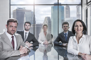 Porträt von zuversichtlichen Geschäftsleuten und Geschäftsfrauen, die in einem Konferenzraum sitzen - ZEF13618