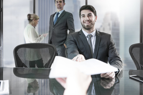 Geschäftsmann empfängt Papier in der Stadt Büro, lizenzfreies Stockfoto