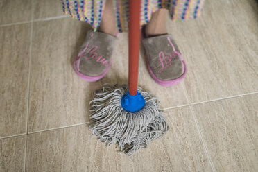 Feet of senior woman with cleaning mop - RAEF01863