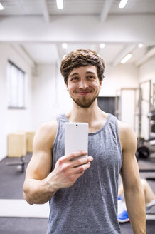 Junge Atheten machen Selfies im Fitnessstudio - HAPF01536