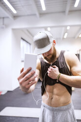 Junger Atheist macht Sixpack-Selfies im Fitnessstudio - HAPF01539