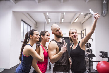 Group of young athetes taking selfies in gym - HAPF01542