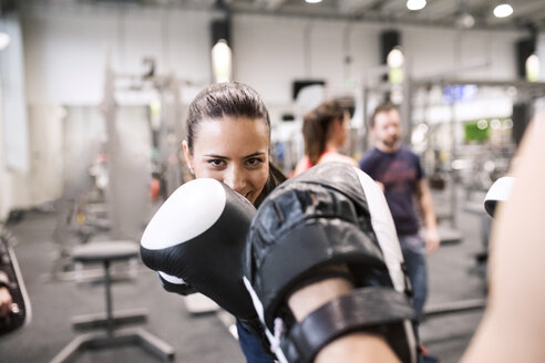 Junge Frauen boxen im Fitnessstudio - HAPF01545
