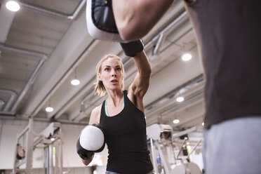 Junge Frau beim Boxen mit ihrem Trainer - HAPF01546