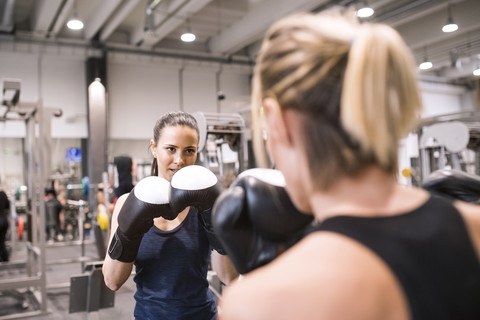 Junge Frauen boxen im Fitnessstudio, lizenzfreies Stockfoto