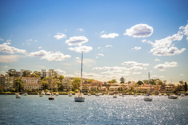 Australien, Sydney, Blick auf Wohnhäuser mit vertäuten Booten im Vordergund - PUF00641