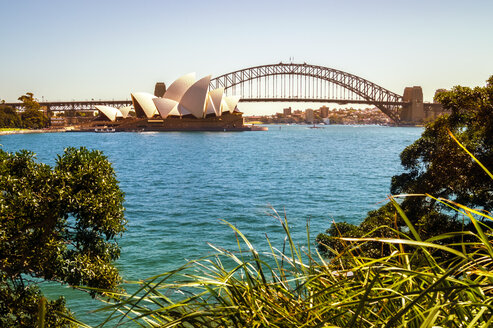 Australien, Sydney, Blick auf das Sydney Opera House und die Harbour Bridge - PUF00642