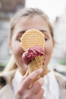 Frauenhand hält Eiswaffel, Nahaufnahme - MIDF00829