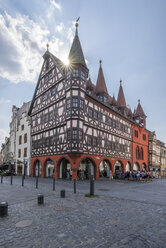 Deutschland, Fulda, Blick auf altes Rathaus bei Gegenlicht - PVCF01086