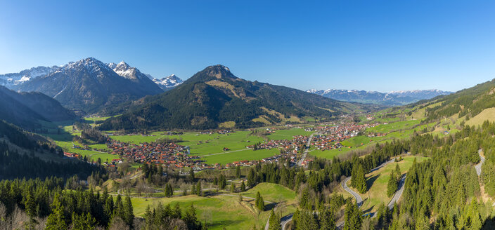 Deutschland, Bayern, Blick auf das Ostrachtal mit Bad Hindelang, Bad Oberdorf und Imberger Horn - WGF01074