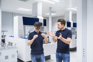 Zwei Männer mit VR-Brille im Raum mit Testinstrumenten - DIGF02152