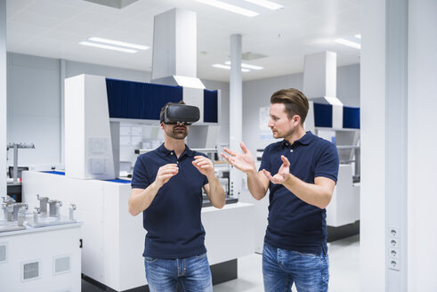 Zwei Männer mit VR-Brille im Raum mit Testinstrumenten - DIGF02152