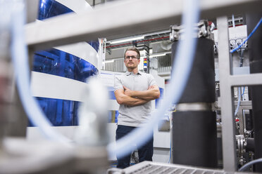 Selbstbewusster Mann in der Fabrikhalle - DIGF02198