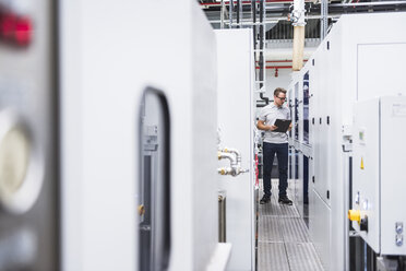 Man examining the system in factory - DIGF02203