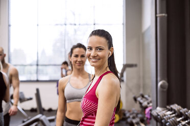 Junge Frauen im Fitnessstudio lächeln selbstbewusst - HAPF01581