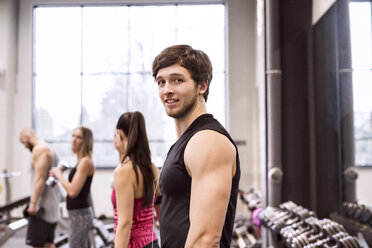 Junge Menschen trainieren im Fitnessstudio - HAPF01582