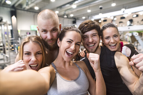 Junge Sportler haben Spaß im Fitnessstudio und machen Selfies - HAPF01601