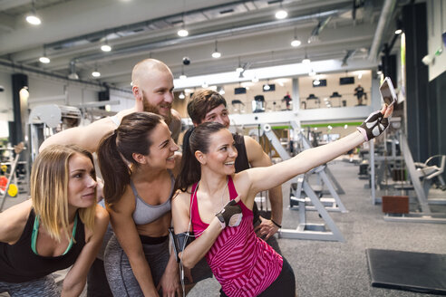 Junge Sportler haben Spaß im Fitnessstudio und machen Selfies - HAPF01603