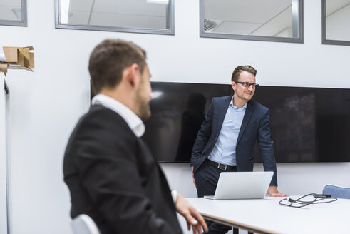 Geschäftsleute bei einem Treffen im Konferenzraum - DIGF02295